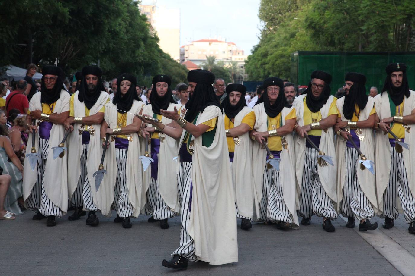 El Desfile de Gala de los Moros y Cristianos llena las calles de Dénia