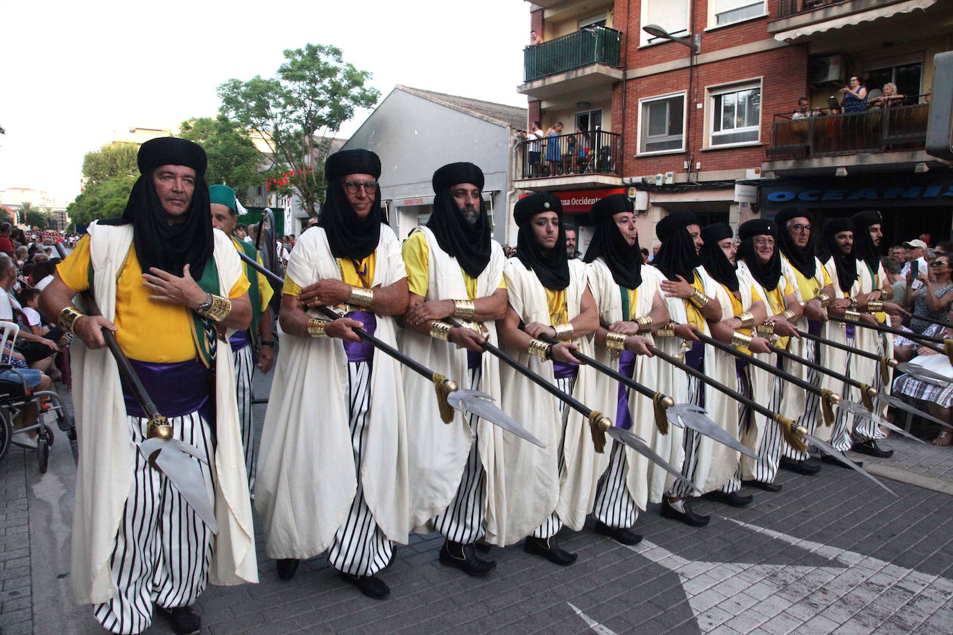 El Desfile de Gala de los Moros y Cristianos llena las calles de Dénia