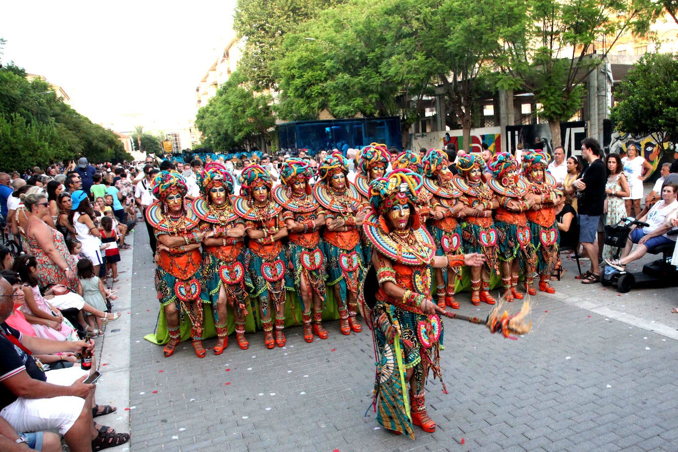 El Desfile de Gala de los Moros y Cristianos llena las calles de Dénia
