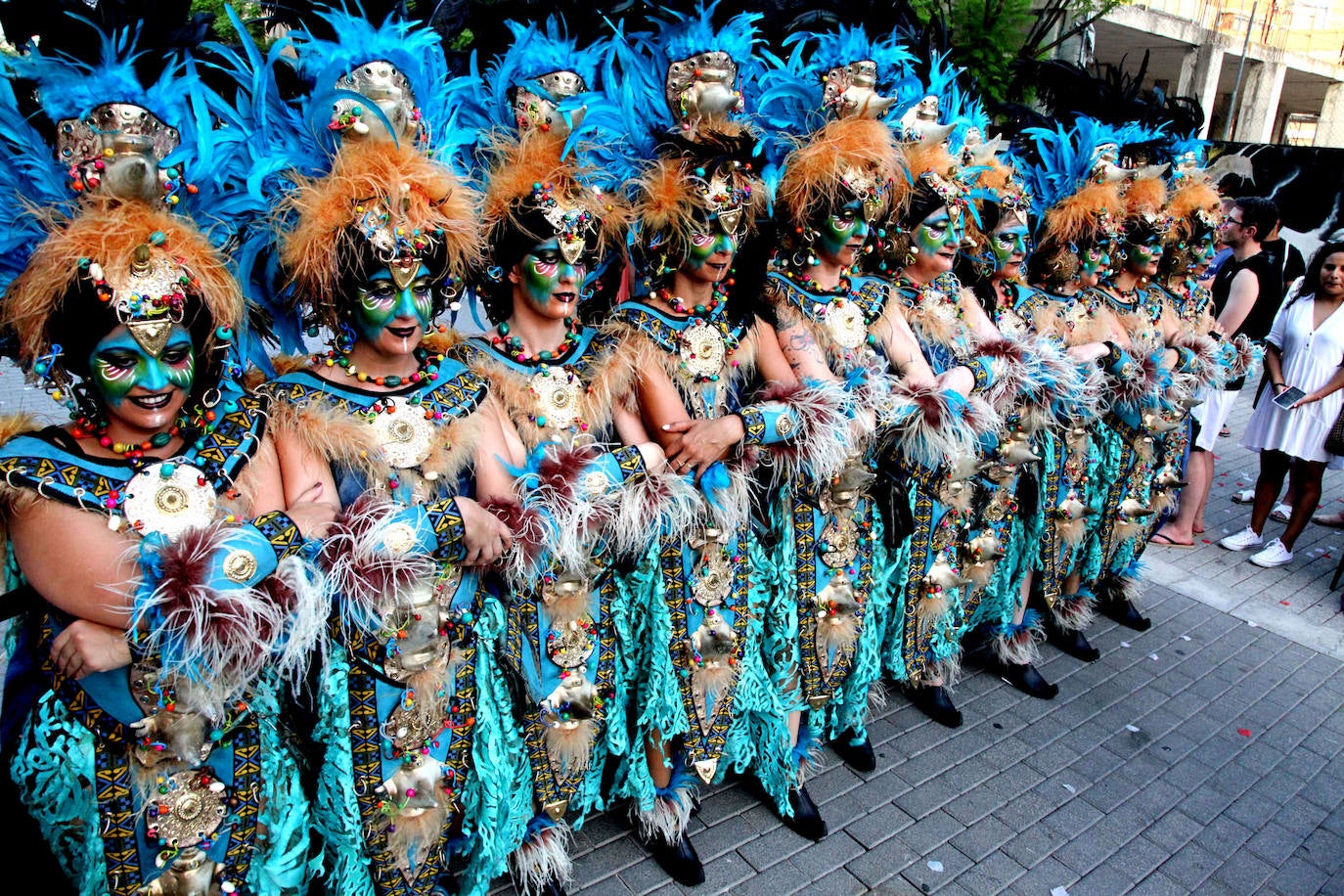 El Desfile de Gala de los Moros y Cristianos llena las calles de Dénia