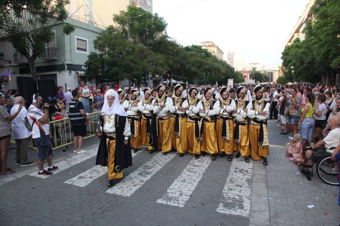 El Desfile de Gala de los Moros y Cristianos llena las calles de Dénia