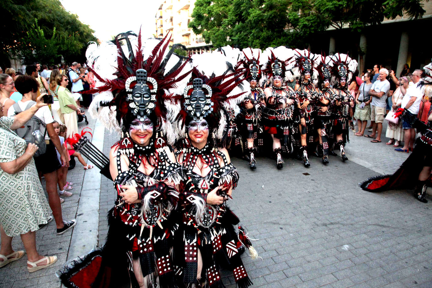 El Desfile de Gala de los Moros y Cristianos llena las calles de Dénia