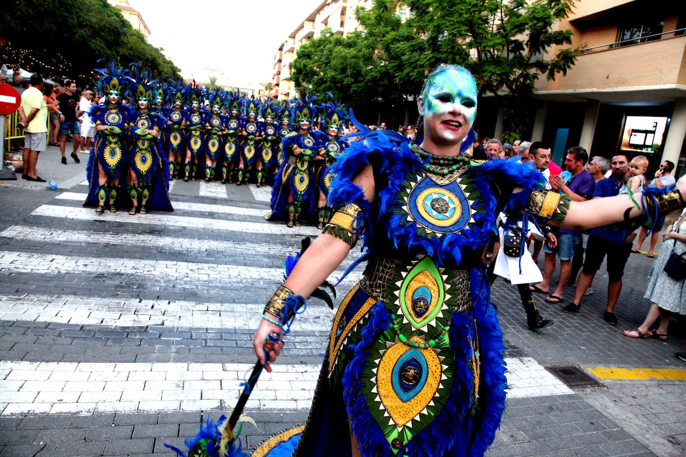 El Desfile de Gala de los Moros y Cristianos llena las calles de Dénia