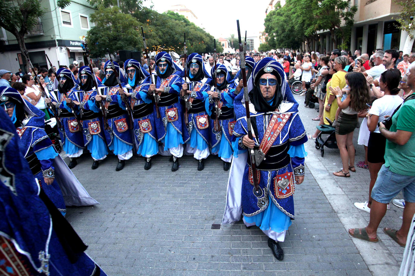 El Desfile de Gala de los Moros y Cristianos llena las calles de Dénia