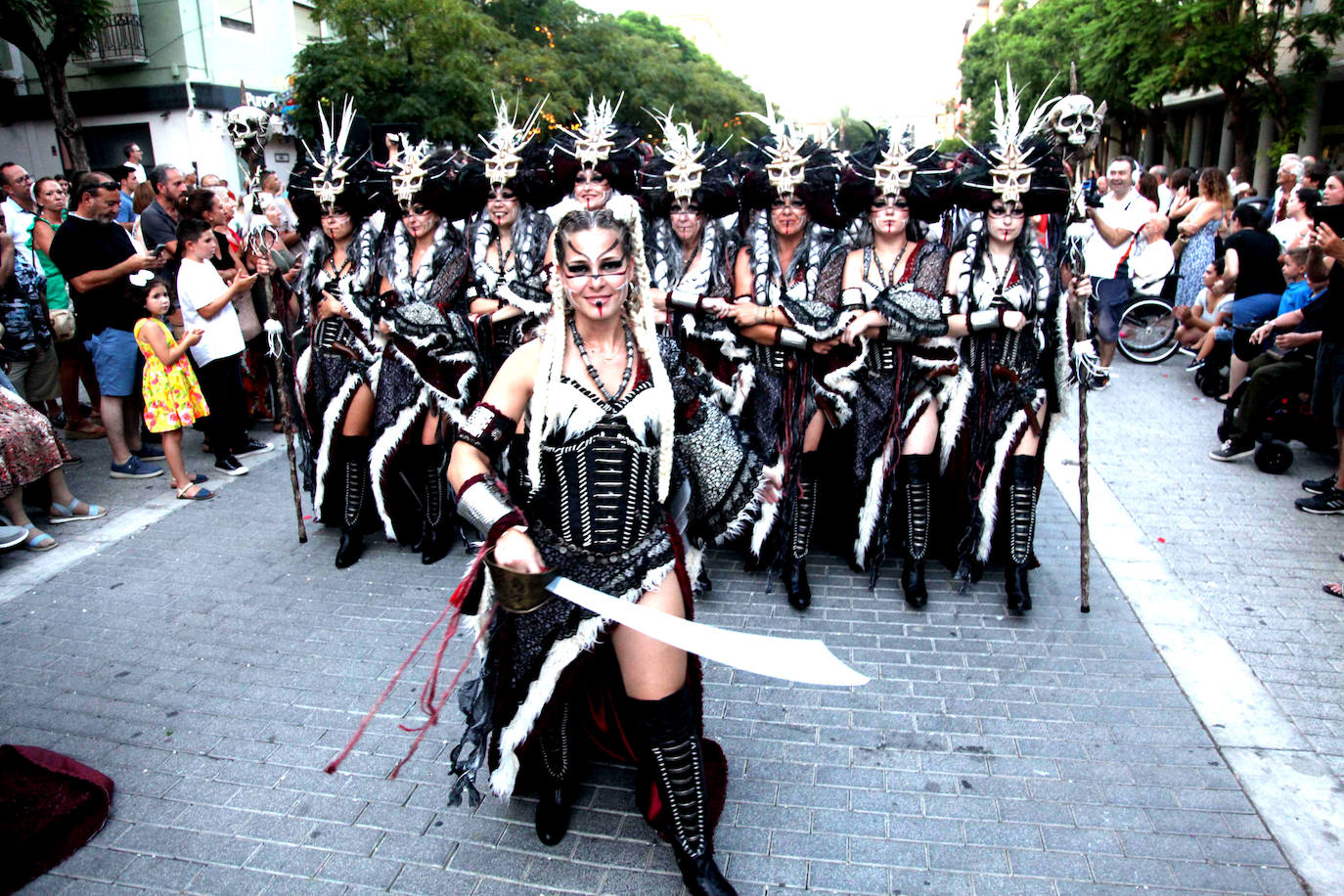 El Desfile de Gala de los Moros y Cristianos llena las calles de Dénia
