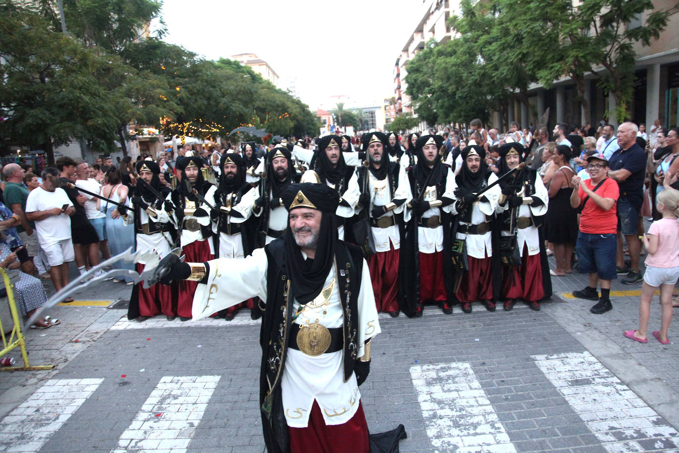 El Desfile de Gala de los Moros y Cristianos llena las calles de Dénia