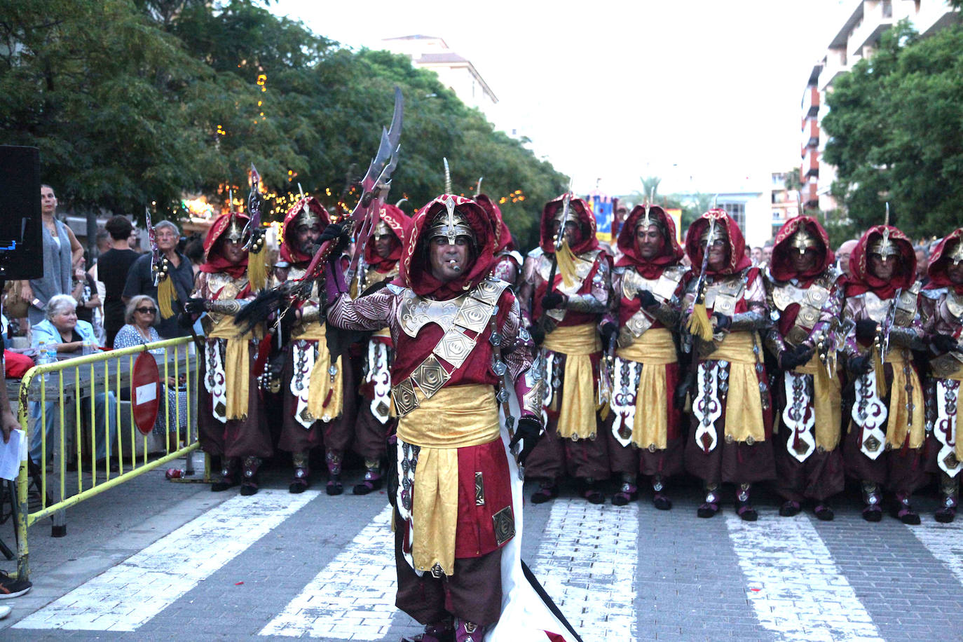 El Desfile de Gala de los Moros y Cristianos llena las calles de Dénia
