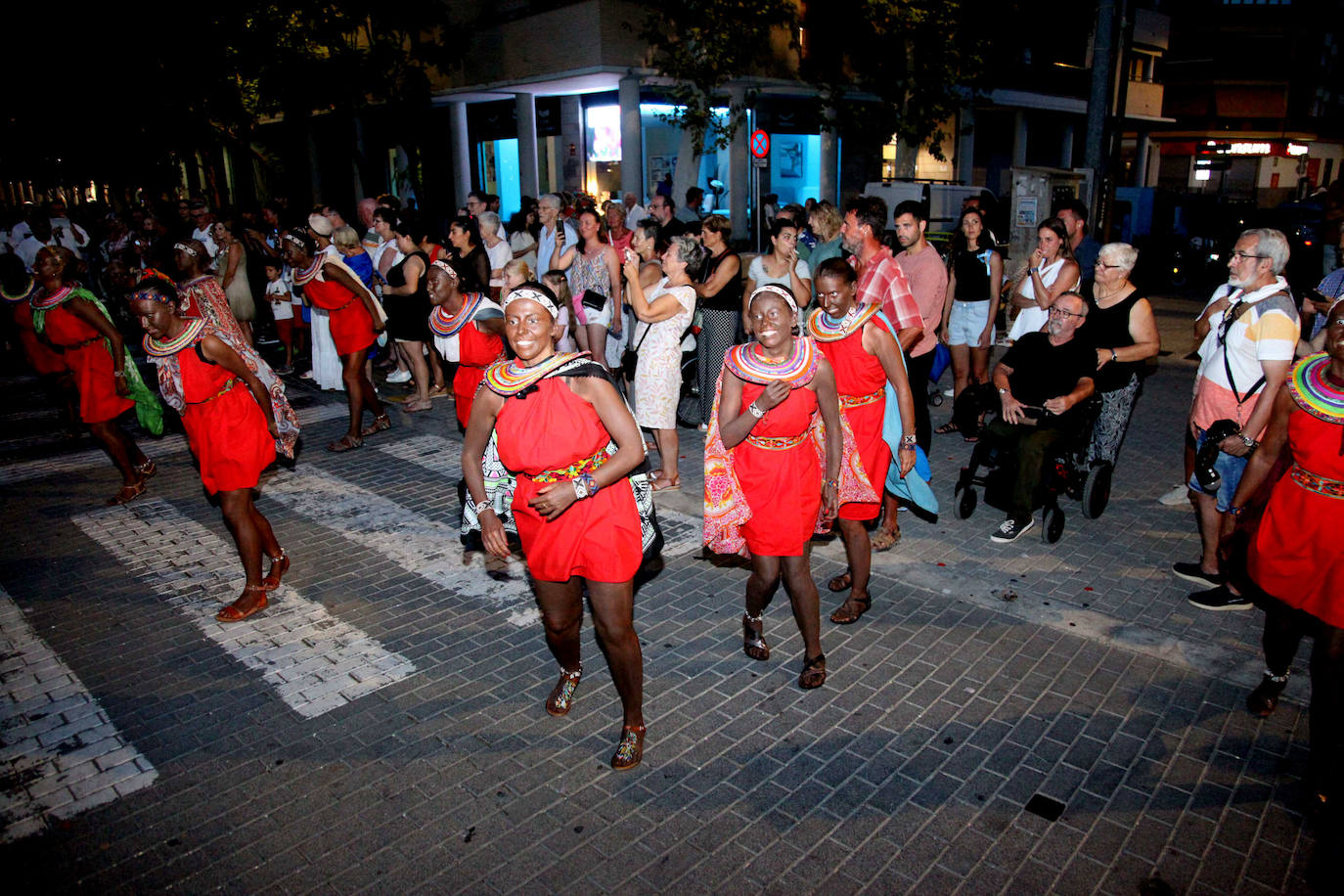 El Desfile de Gala de los Moros y Cristianos llena las calles de Dénia