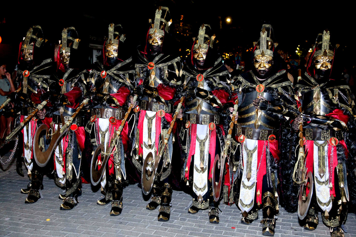 El Desfile de Gala de los Moros y Cristianos llena las calles de Dénia