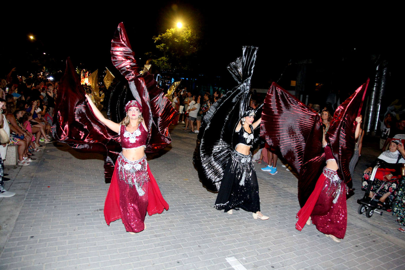 El Desfile de Gala de los Moros y Cristianos llena las calles de Dénia