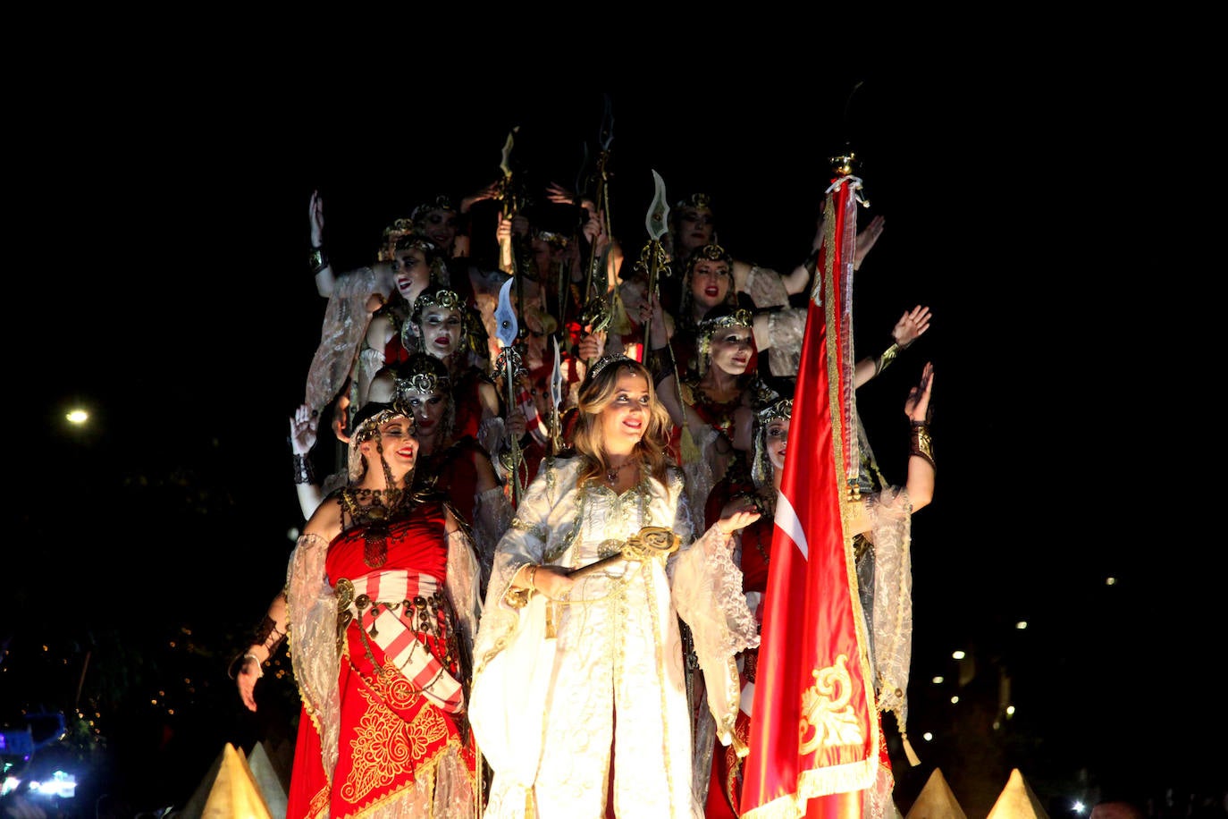 El Desfile de Gala de los Moros y Cristianos llena las calles de Dénia