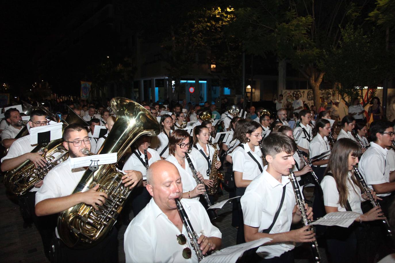 El Desfile de Gala de los Moros y Cristianos llena las calles de Dénia