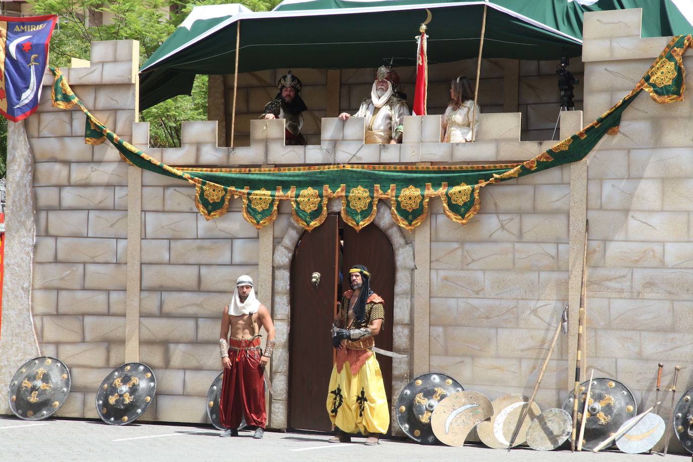 La batalla de arcabucería de los Moros y Cristianos llena Dénia de pólvora