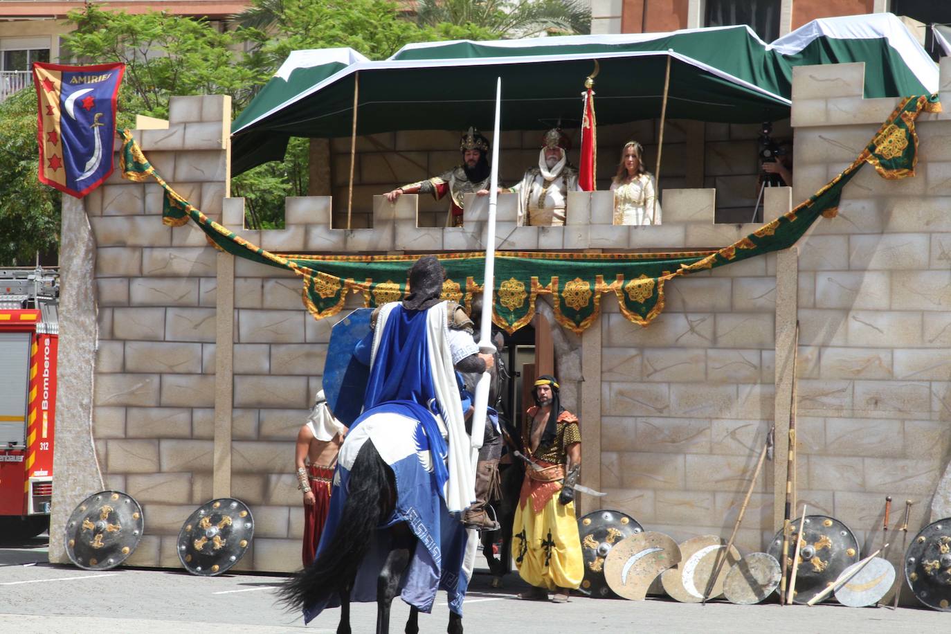 La batalla de arcabucería de los Moros y Cristianos llena Dénia de pólvora