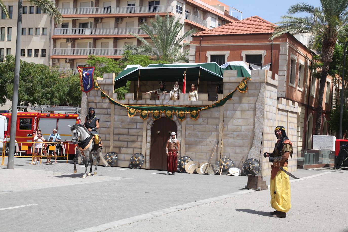 La batalla de arcabucería de los Moros y Cristianos llena Dénia de pólvora