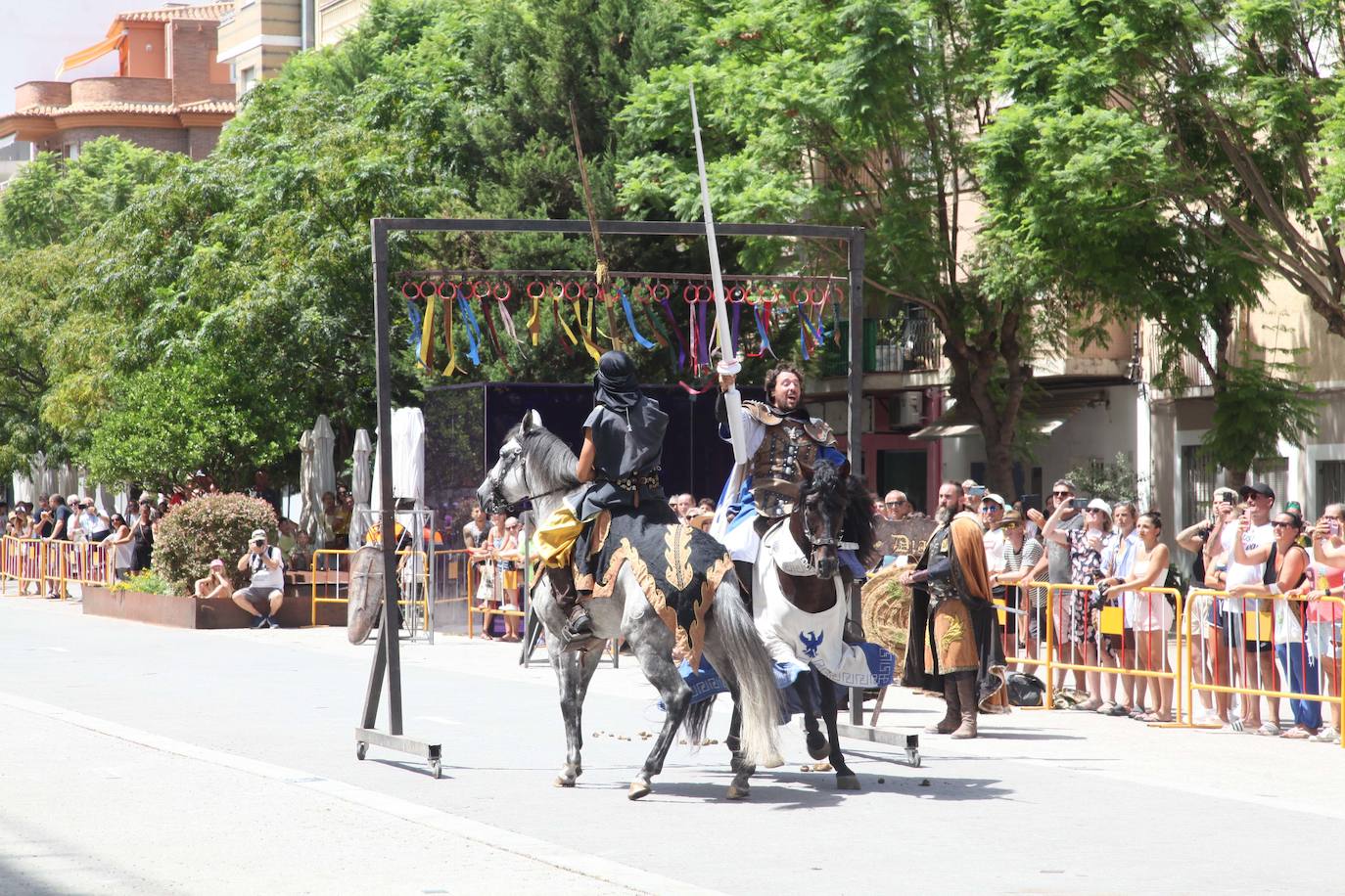 La batalla de arcabucería de los Moros y Cristianos llena Dénia de pólvora