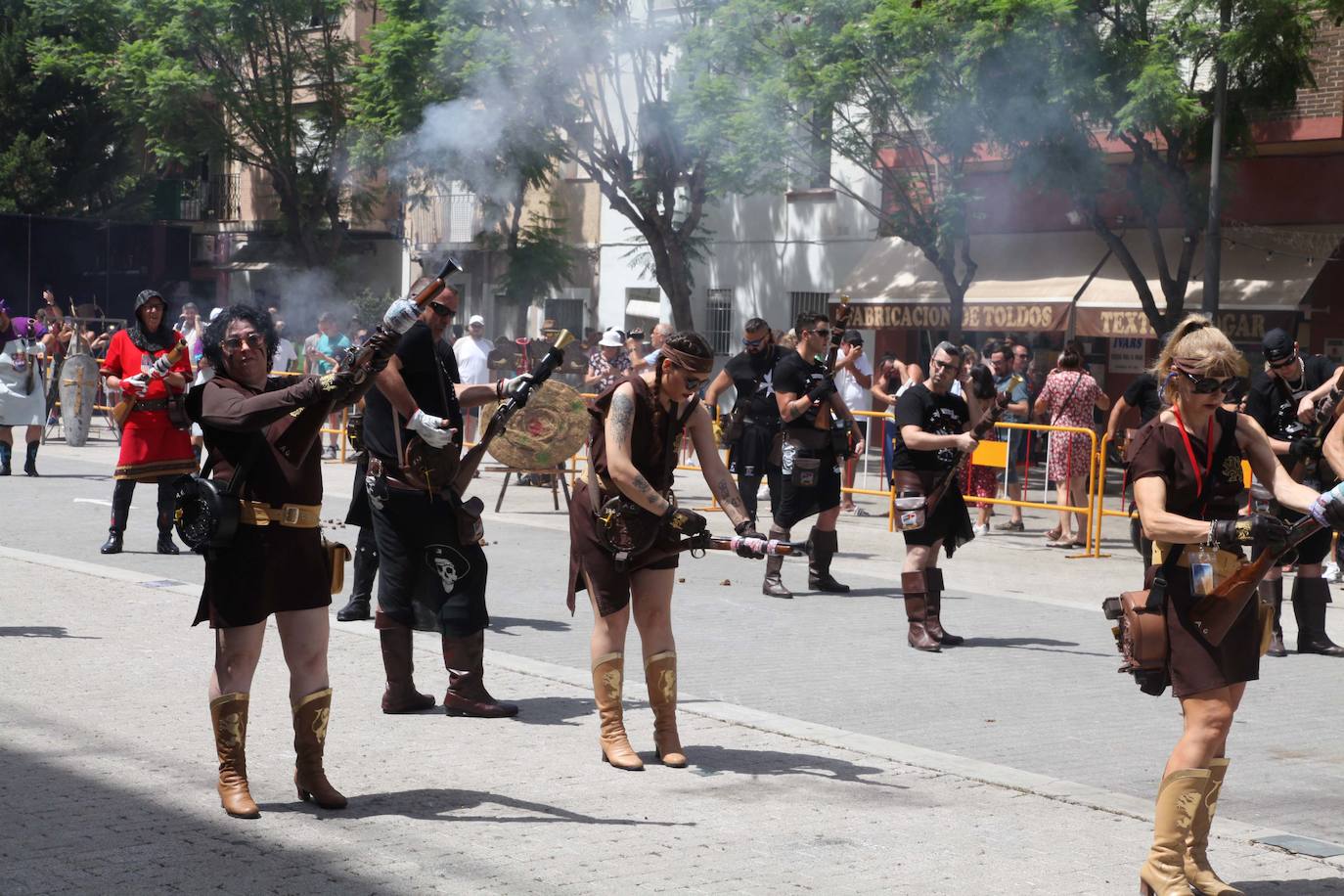 La batalla de arcabucería de los Moros y Cristianos llena Dénia de pólvora