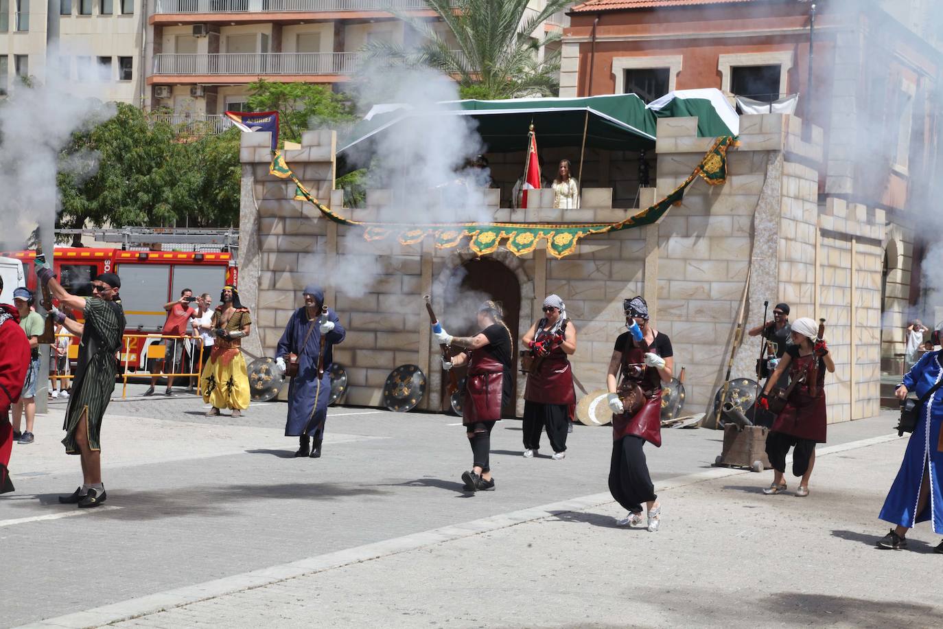 La batalla de arcabucería de los Moros y Cristianos llena Dénia de pólvora