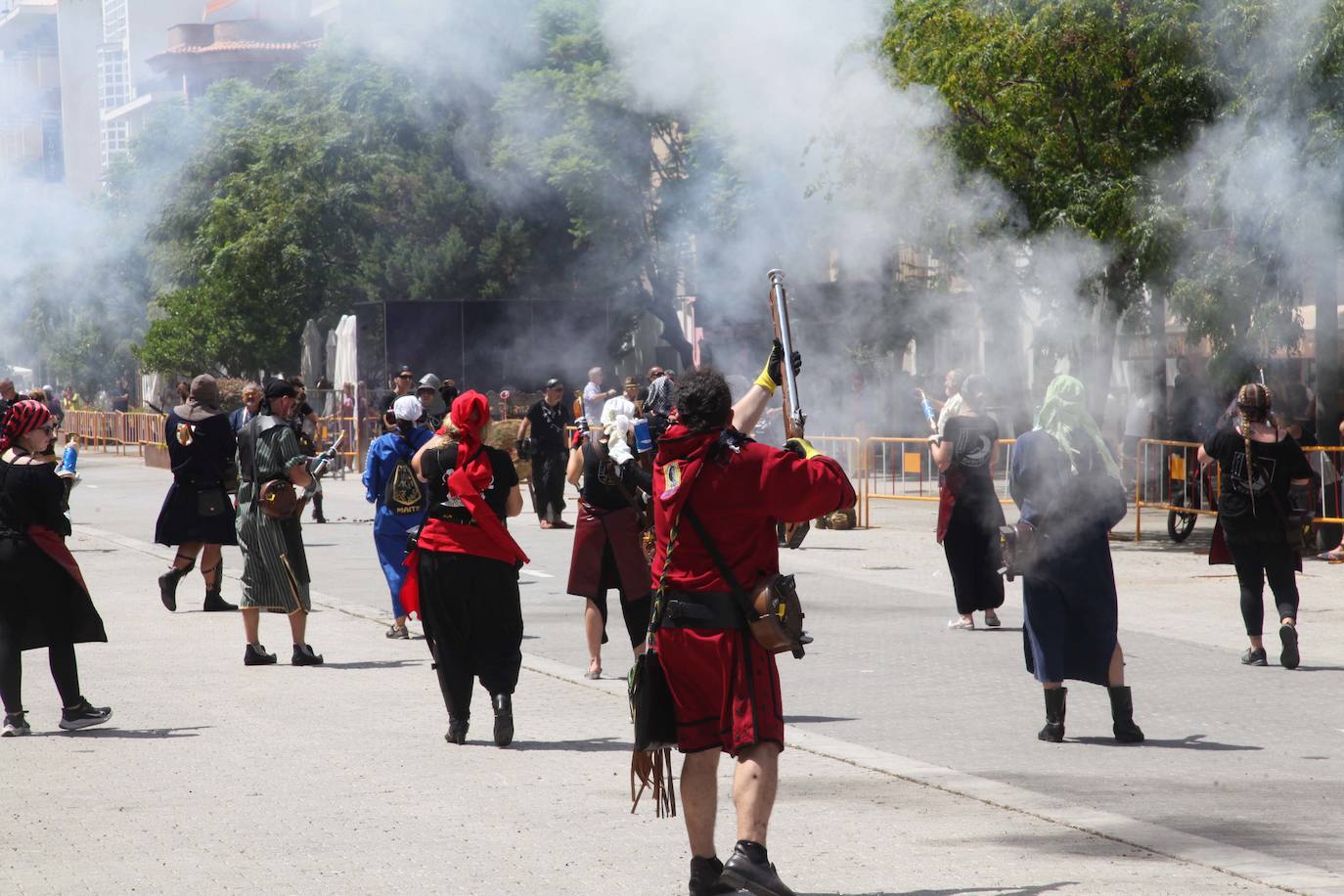 La batalla de arcabucería de los Moros y Cristianos llena Dénia de pólvora