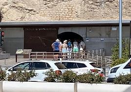Turistas hacen cola en la entrada al ascensor del castillo de Santa Bárbara