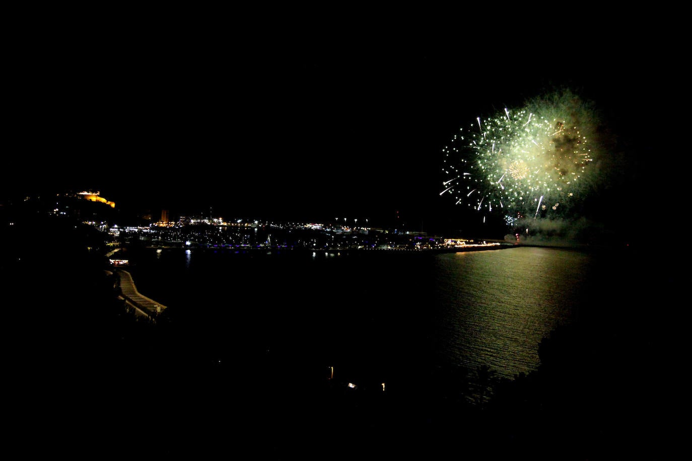 El Milagro de la Niebla y el castillo de fuegos artificiales despiden los Moros y Cristianos de Dénia