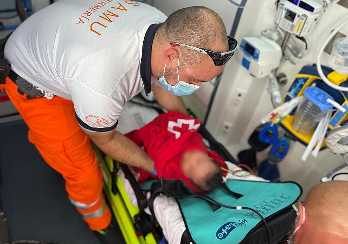 Atienden al bebé hallado flotando en un bidón tras volcar la patera.