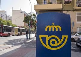Un buzón de Correos en Alicante.