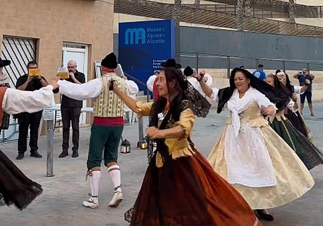'Dansà d'Alacant' en la plaza del Puente, frente al Museo de Aguas.