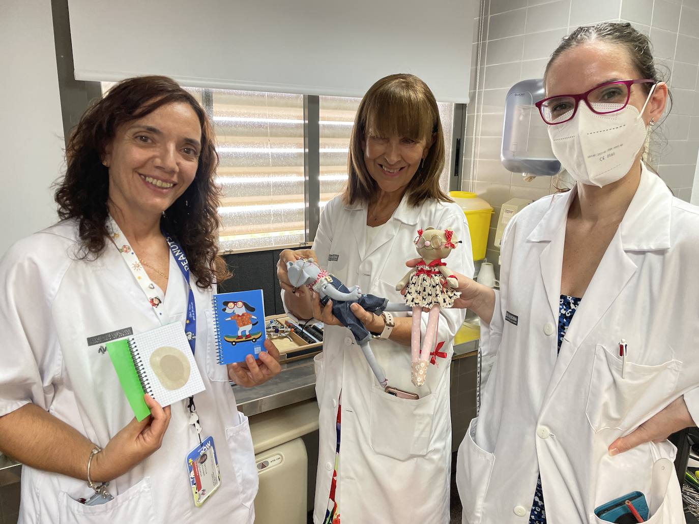 Imagen secundaria 1 - Enfermeras y pacientes felices de contar con 'Ambli' y 'Pía'