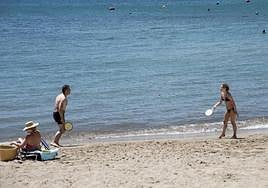 Personas en la playa de la Albufereta.