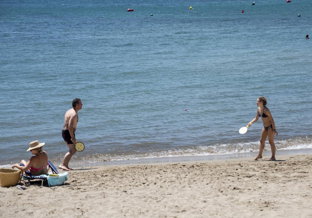 Personas en la playa de la Albufereta.