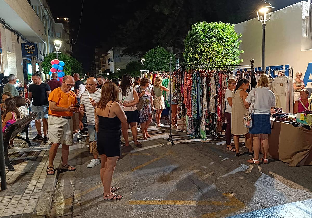 Personas durante la 'Shopping Night' de La Vila Joiosa.