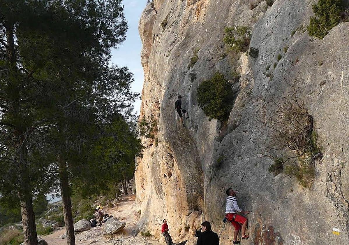 Una de las zonas de escalada de Villena, Peña Rubia.