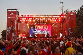 Miles de personas asisten a la fiesta de recibimiento a la selección femenina de fútbo.
