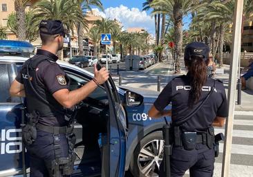 Cuatro ángeles con uniforme salvan la vida a una persona en Elche