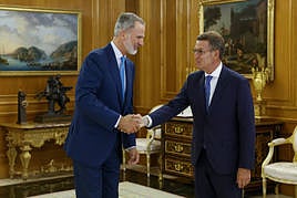 El rey Felipe VI recibe al líder del PP, Alberto Núñez Feijóo (d) este martes en la Zarzuela.