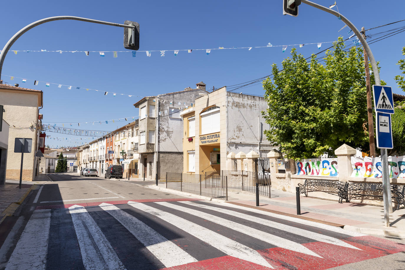 Paso de cebra que deben salvar los escolares para llegar al CRA l'Encantada.