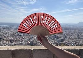 Una turista con su abanico de 'puto calor' en el castillo de Santa Bárbara.
