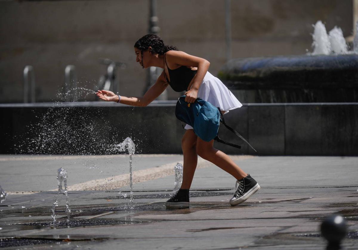 Una persona se refugia del calor