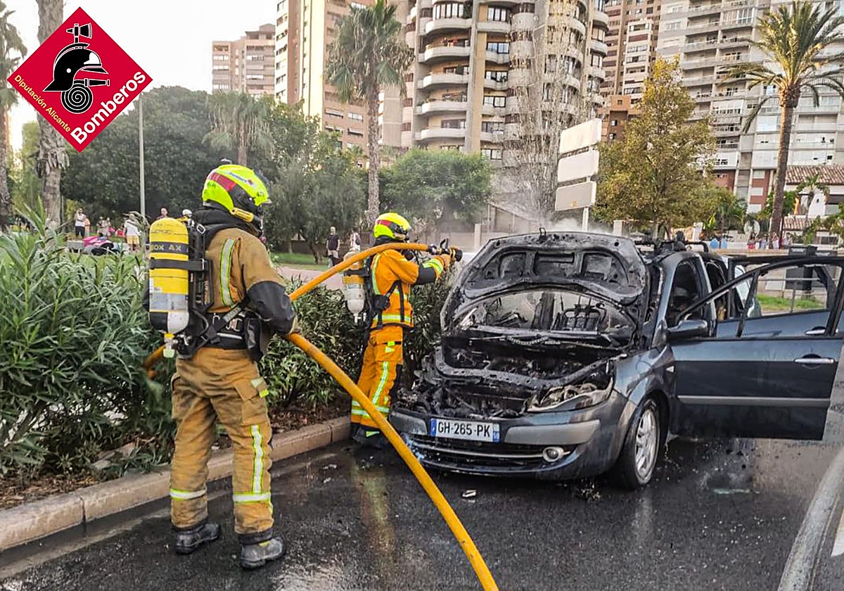 Imagen del vehículo incendiado este martes en Benidorm