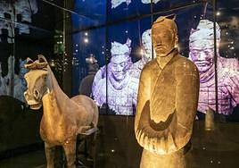 Soldado y caballo originales en la exposición de los Guerreros de Xi'an en el Marq.