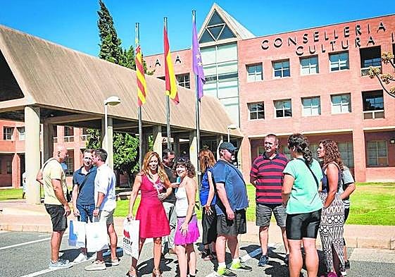 Algunos de los asistentes a la conselleria el pasado martes, junto a representantes sindicales.