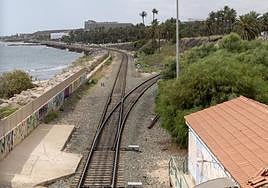 Vías en el trazado costero frente a San Gabriel