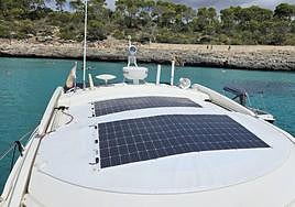 Placas solares de un barco recreativo