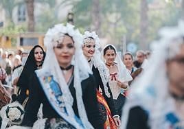 Desfile de la ofrenda de flores de las Hogueras de Alicante, con algunas de las candidatas a bellea del foc.