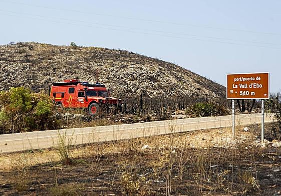 Efectivos de la Unidad Militar de Emergencia luchan contra el incendio forestal en Vall d´Ebo en 2022.