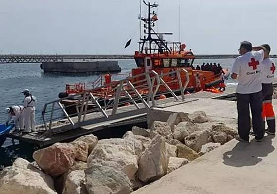 Efectivos de Salvamento Marítimo y Cruz Roja.