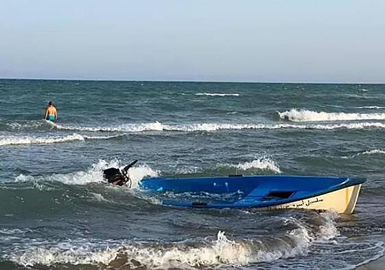 Patera en la costa de Guardamar del Segura.