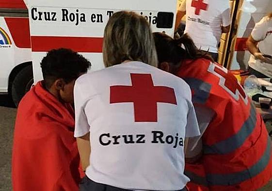 El personal de Cruz Roja atendiendo a las personas llegadas a Torrevieja en patera.