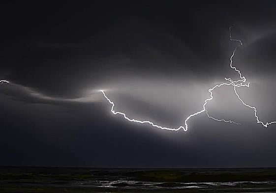 Rayos y relámpagos en el cielo.